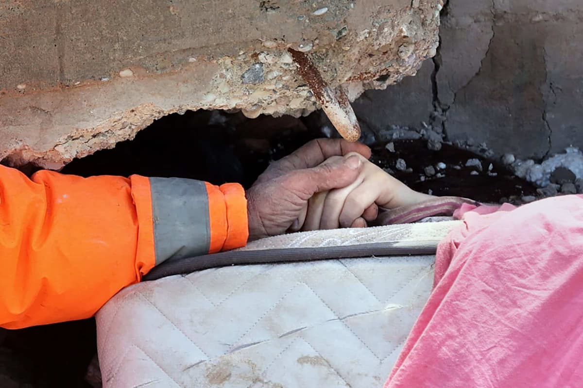 Séisme en Turquie: la photo du père et de sa fille morte qui a ému le monde (Images)