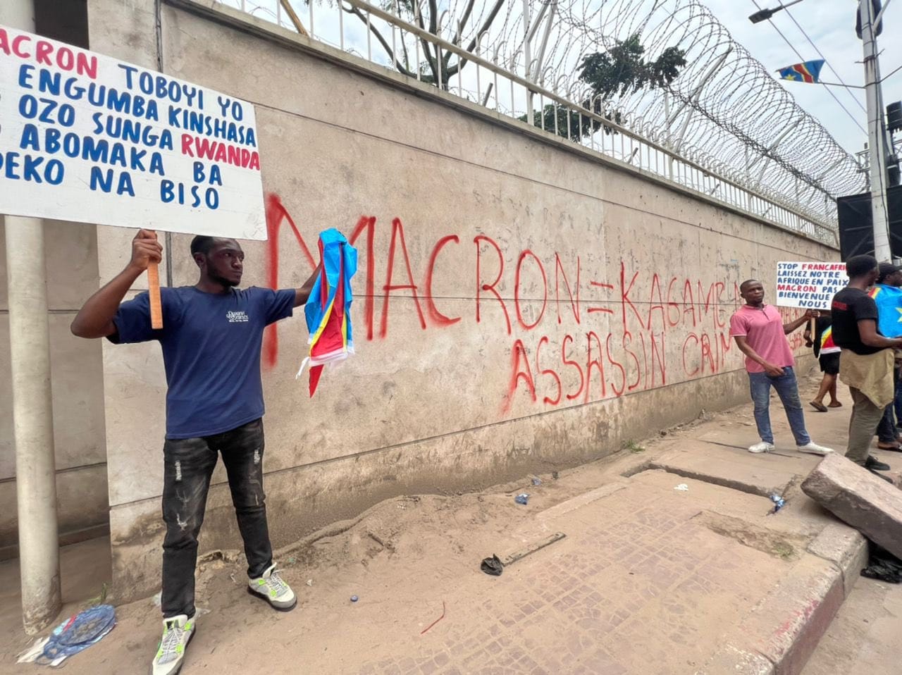 RDC – Arrivée de Macron: les murs de l’ambassade de France à  Kinshasa vandalisés