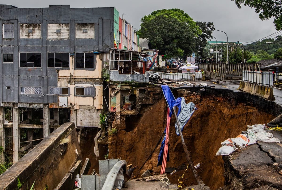 Indonésie: un glissement de terrain fait au moins 15 morts et des dizaines de disparus