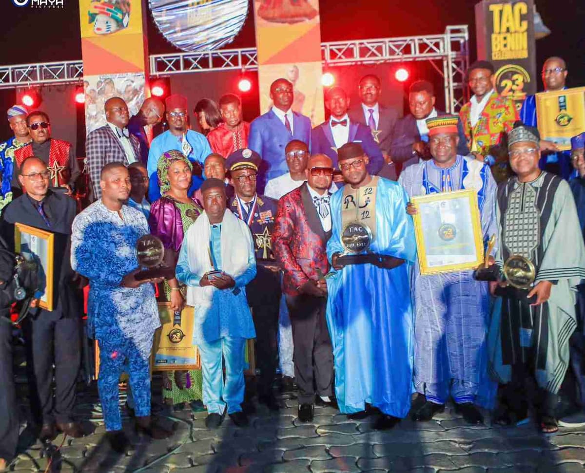 Roi 12 12 distingué: le milliardaire Malien reçoit un prix honorifique au Benin