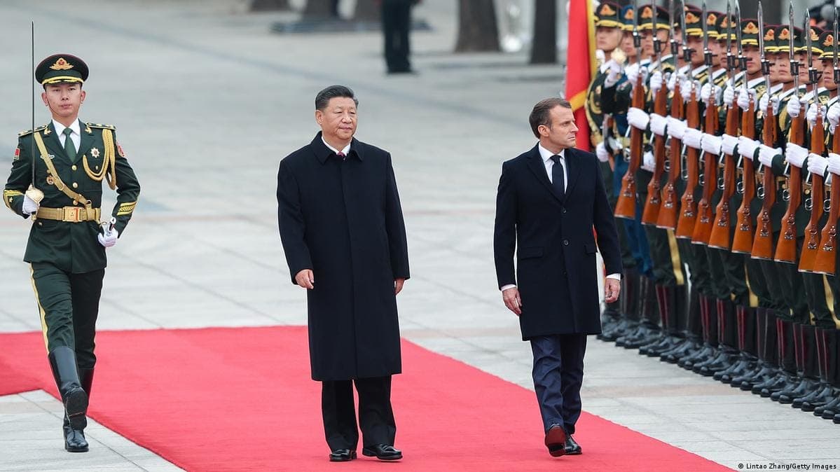 Emmanuel Macron accueilli par Xi Jinping au Palais du peuple à  Pékin (Vidéo)