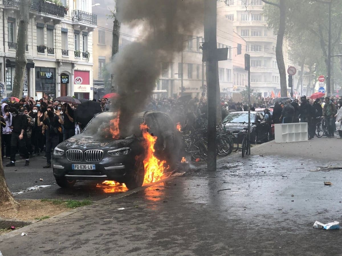 France – Chaos du 1er Mai: voitures incendiées, banques et assurances détruites (vidéos)