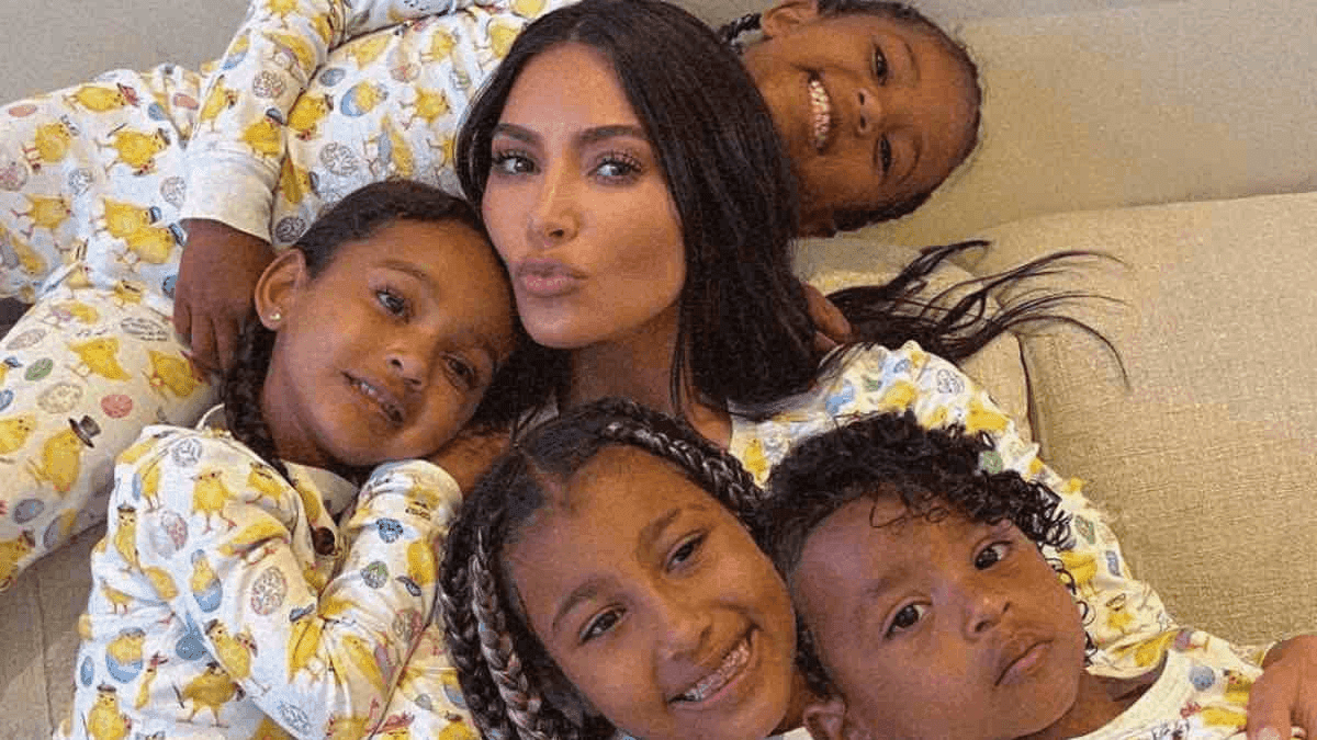 Kim Kardashian : ce cadeau qu’elle offre tous les ans à  ses 4 enfants pour leur anniversaire