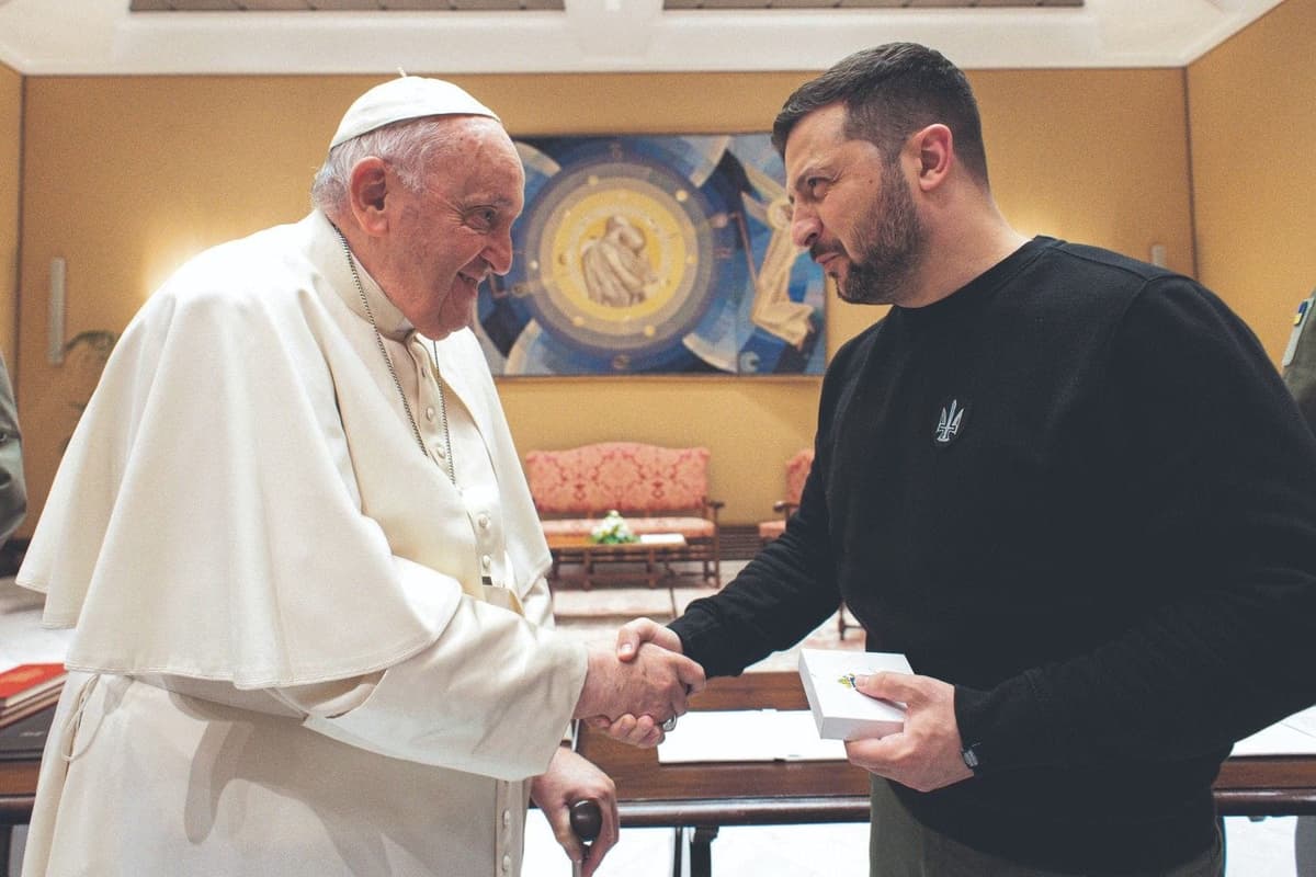 En visite au Vatican, Volodymyr Zelensky offre un gilet pare-balles au pape François