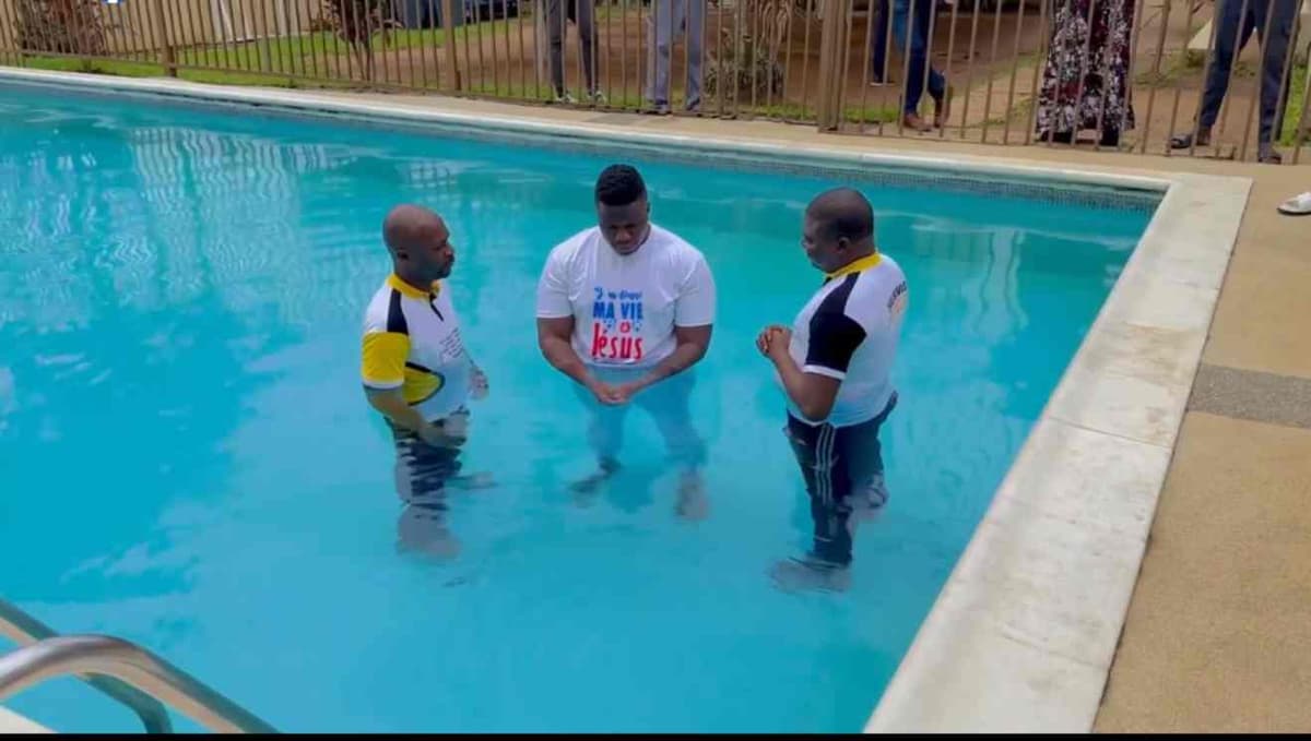 « Je dis oui au Seigneur », le chanteur Apoutchou National officiellement baptisé (vidéo)