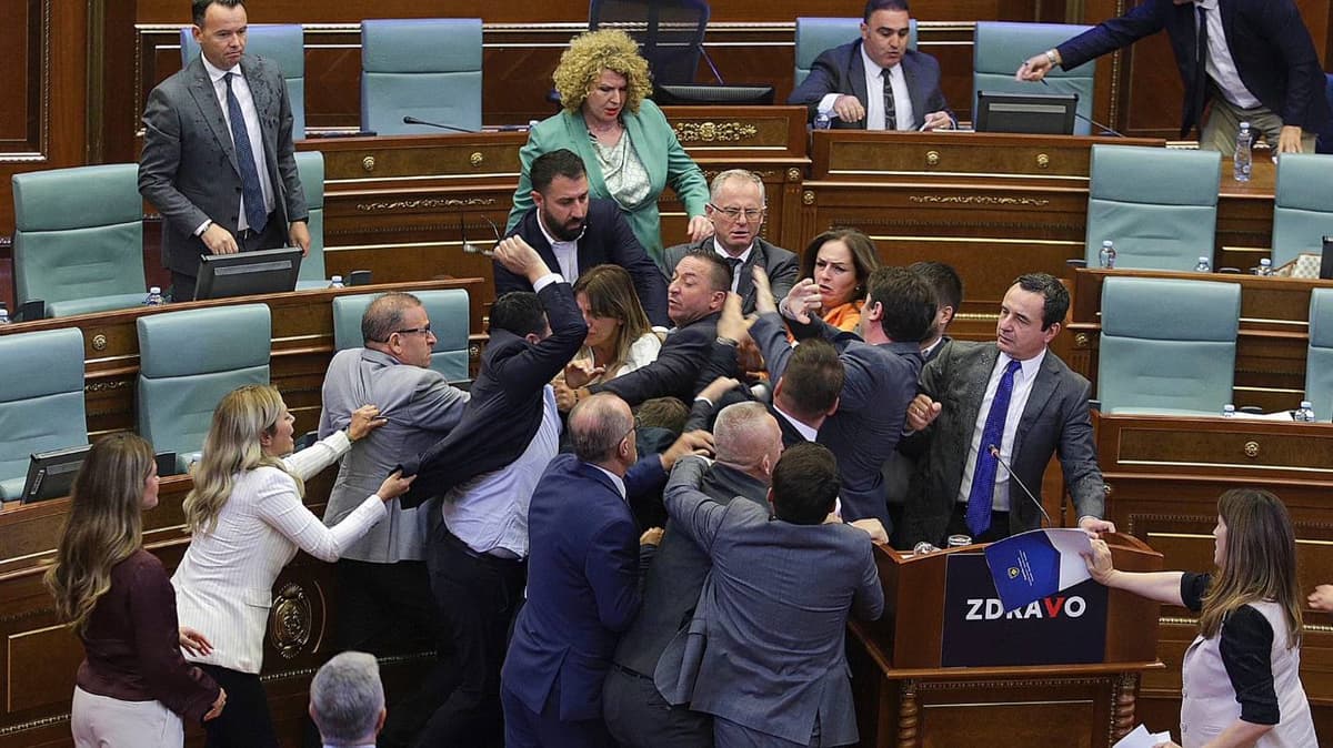 Parlement du Kosovo: une bagarre à  coups de poing entre députés (Vidéo)