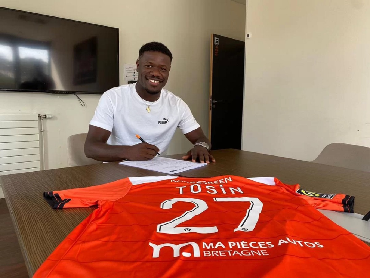 Tosin Aiyegun, joueur de football, exprime son rêve de jouer en Ligue 1 avec Lorient.
