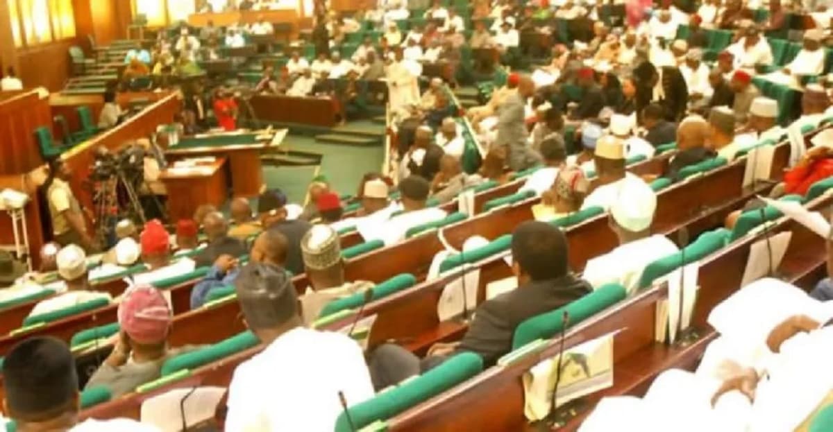 Nigéria: un député renvoyé du Parlement pour tenue vestimentaire inappropriée
