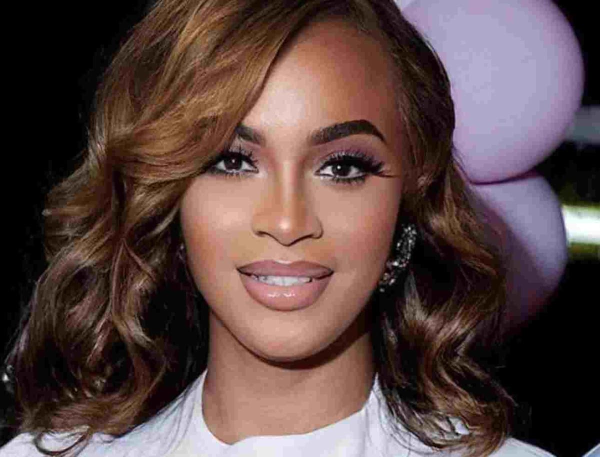 Coco Emilia encore en couple? Son bouquet de 50 roses fraîches et un mot doux attirent l’attention