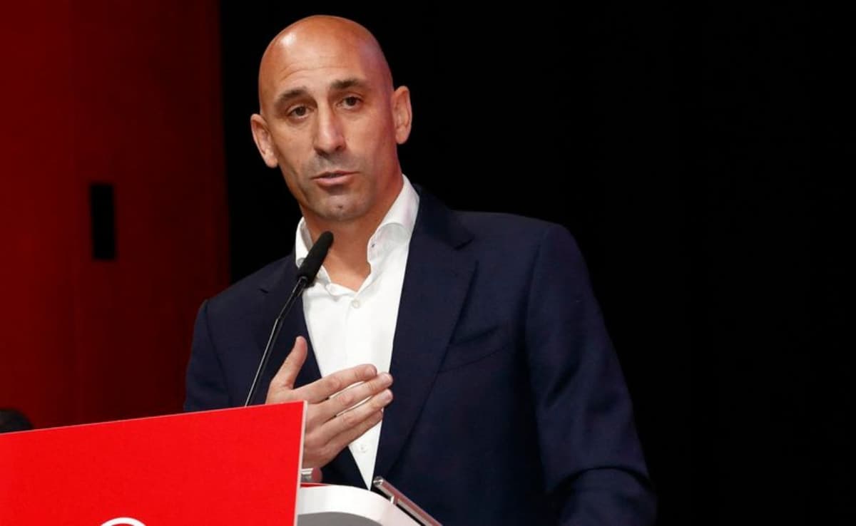 Baiser forcé: 2 ans et demi de prison requis contre Luis Rubiales