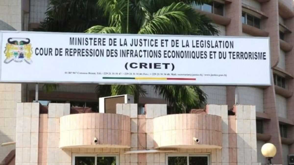 Bénin: une vingtaine de cybercriminels déposés en prison