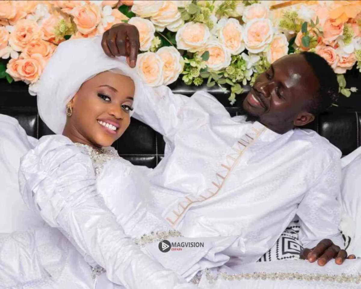 Mariage de Sadio Mané: accueil triomphal de sa femme Aà¯ssata Tamba à  son retour à  l’école (vidéo)