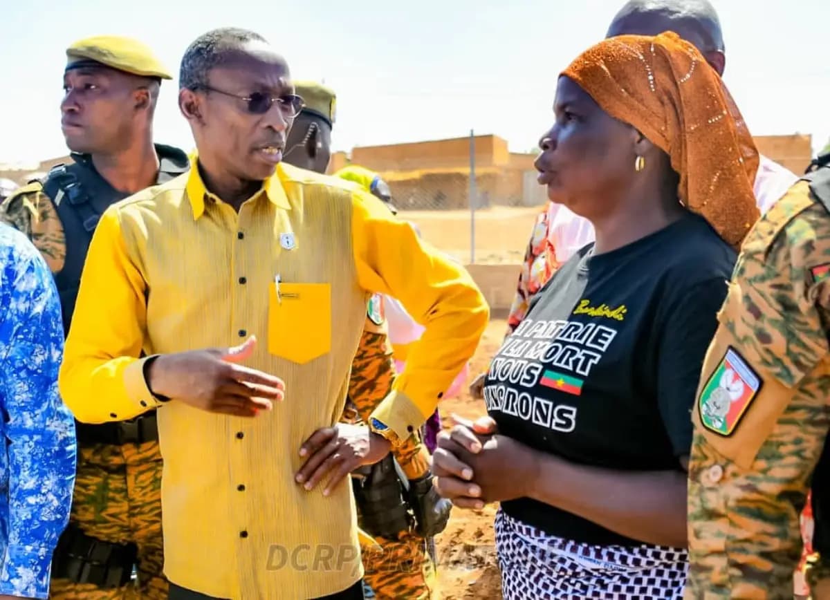 Burkina FasoÂ : le Premier Ministre fait don de 5.000.000FCFA aux femmes déplacées internes