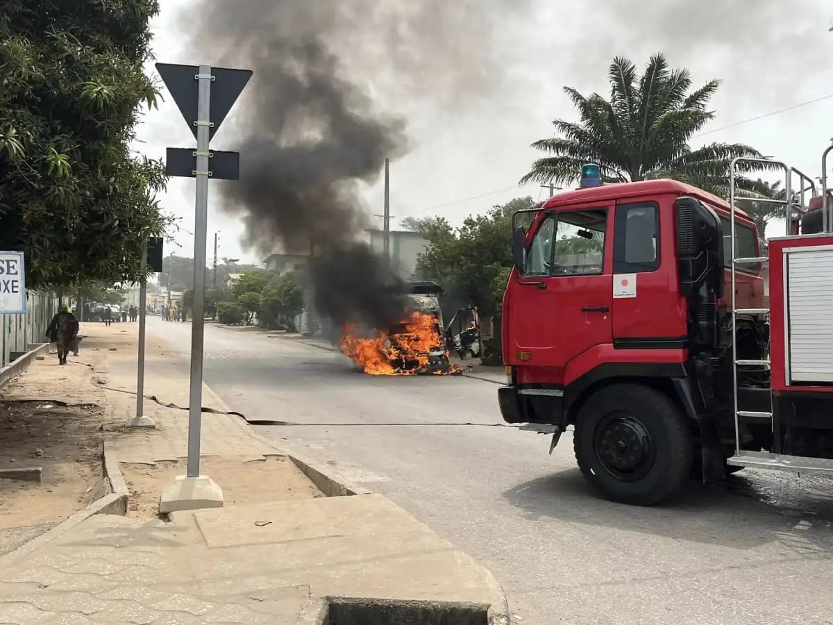 BéninÂ : un véhicule consumé à  PK3, des millions partis en fumée
