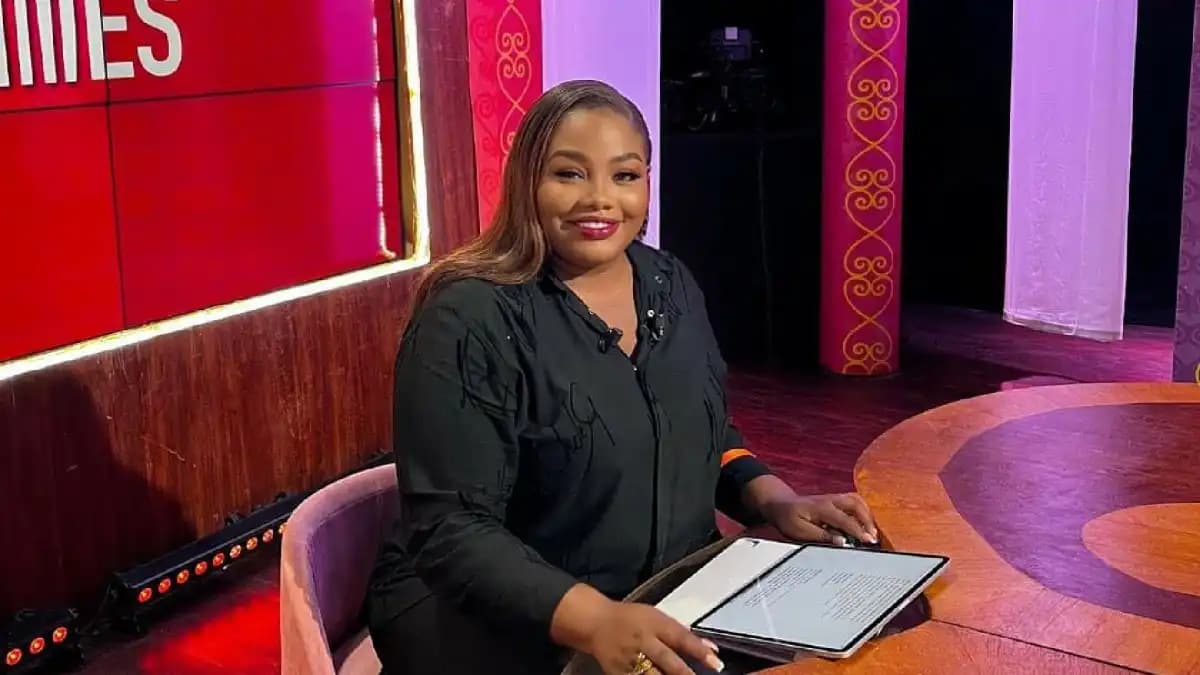 Deborah Mutund: la présentatrice s’offre un prestigieux trophée des FemmesÂ Inspirantes de 2023