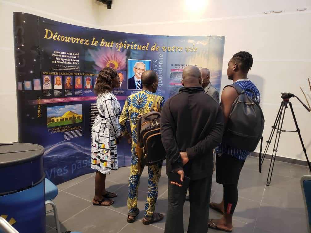 Exposition et visite guidée du salon du livre ECK d’ECKANKAR-Bénin