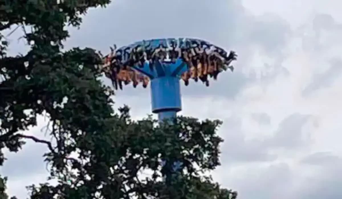 « J’ai cru mourir »: la tête à  l’envers, les passagers d’un manège se retrouvent coincés  (vidéo)