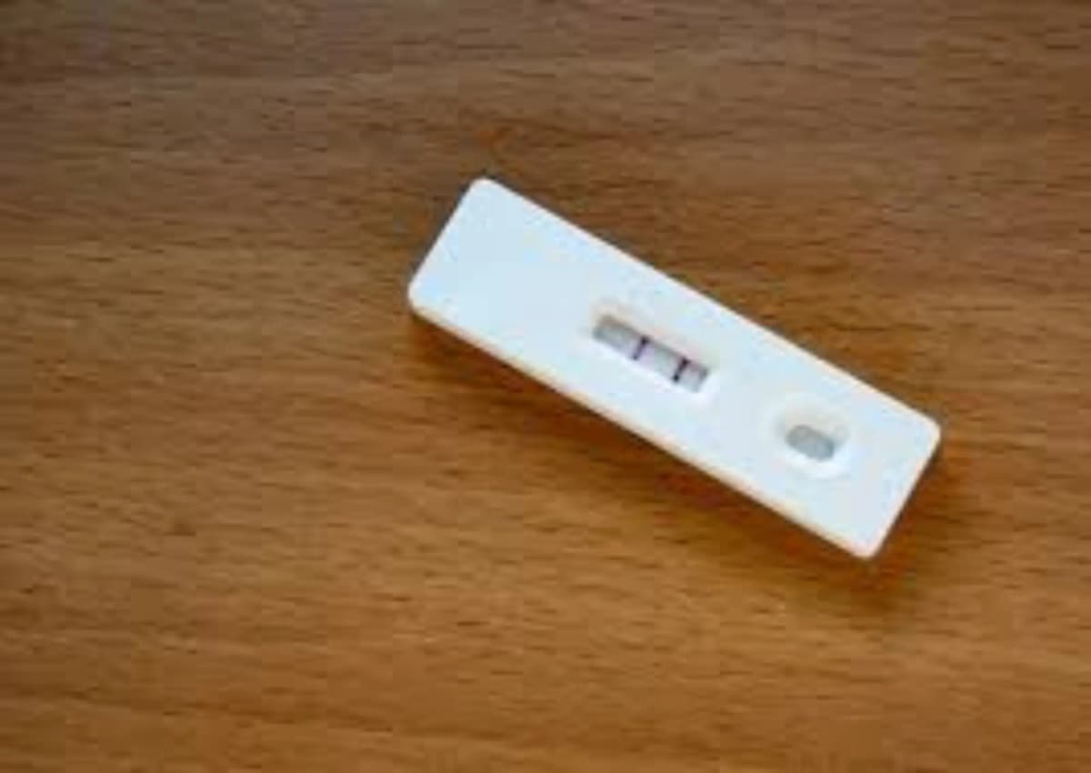 Comment interpréter les résultats d’un test de grossesse format cassette ou bandelette?