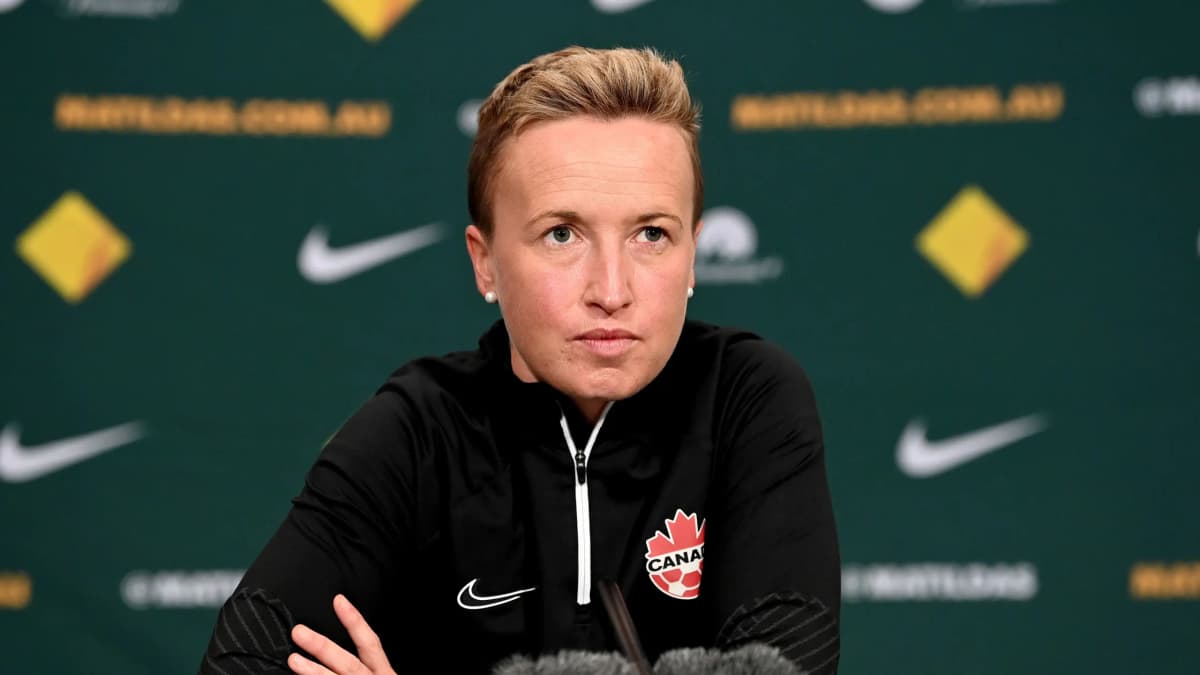 JO 2024: sanctionnée par la FIFA pour espionnage, la sélectionneuse du Canada sort du silence