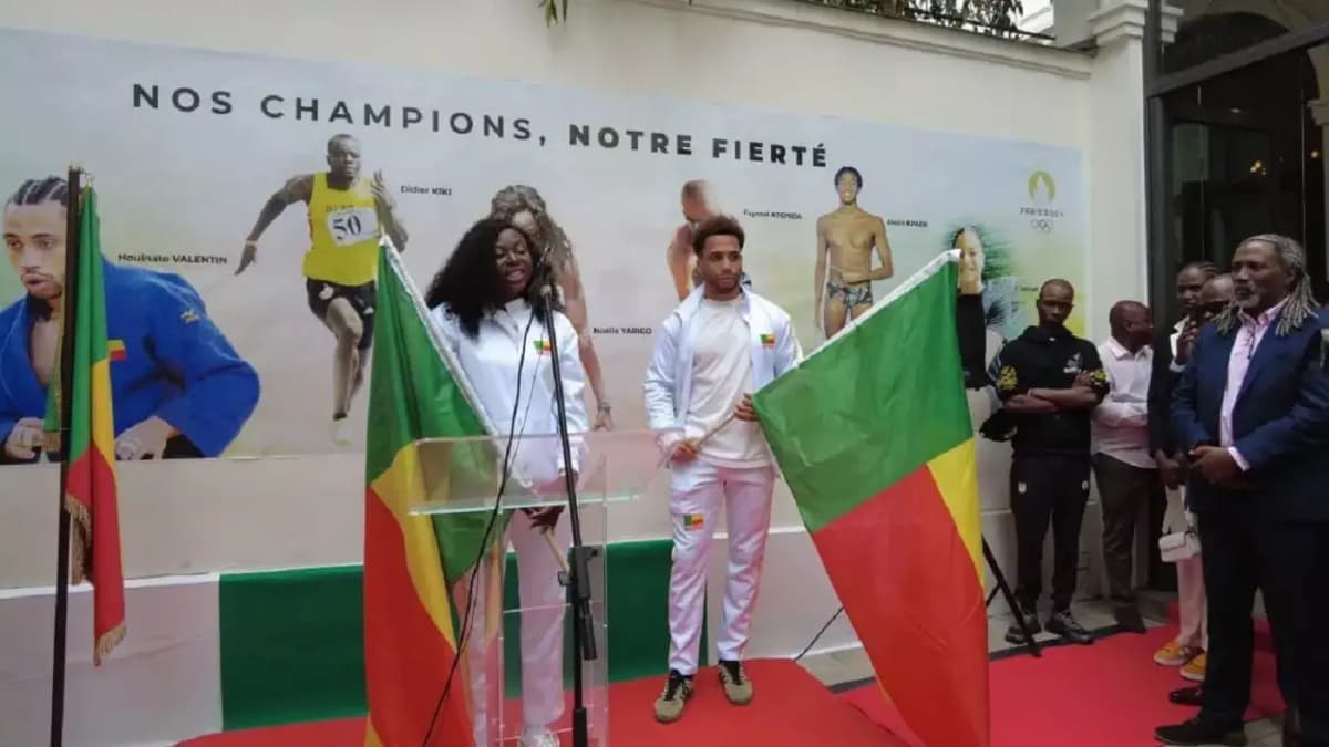 JO Paris 2024: remise de drapeau à  la délégation du Bénin