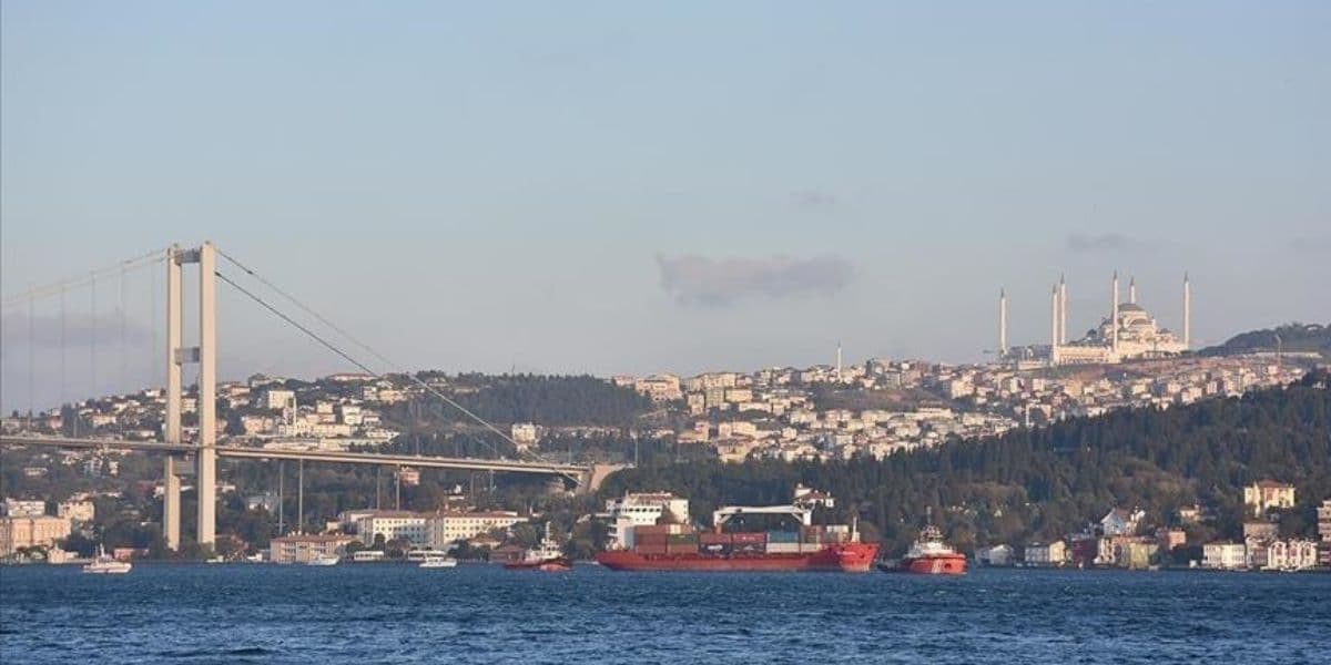 Turquie : suspension du trafic maritime dans le détroit du Bosphore à  Istanbul