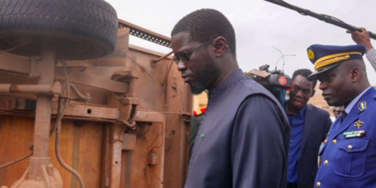 Sénégal : Bassirou Diomaye Faye stoppe son convoi après un accident sur l’autoroute