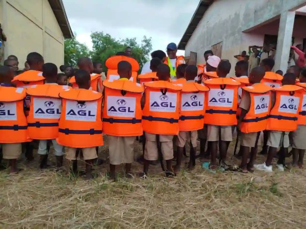 Solidarity Days d’AGL au Bénin: Don de kits scolaires, de pirogues et de gilets de sauvetage à  So-Ava (vidéo)