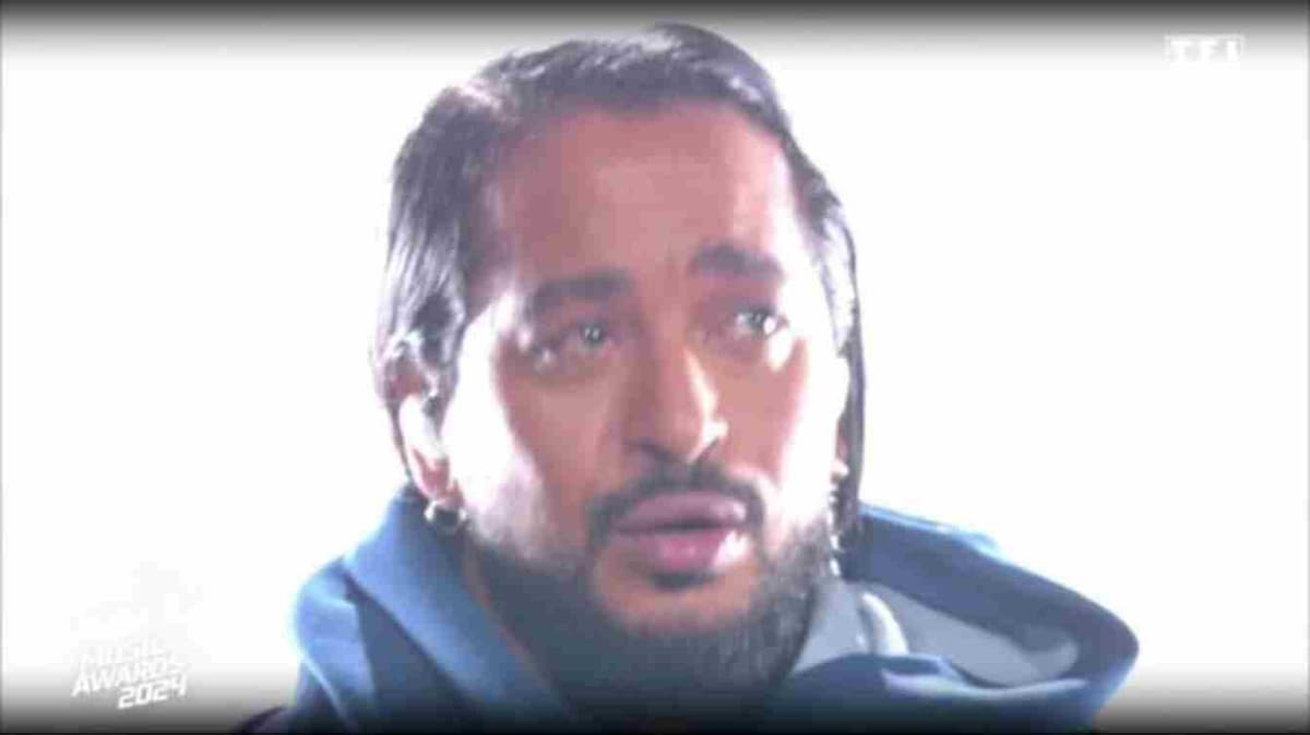 Accusé de harcèlement s3xuel, le chanteur Slimane fond en larmes sur scène (vidéo)