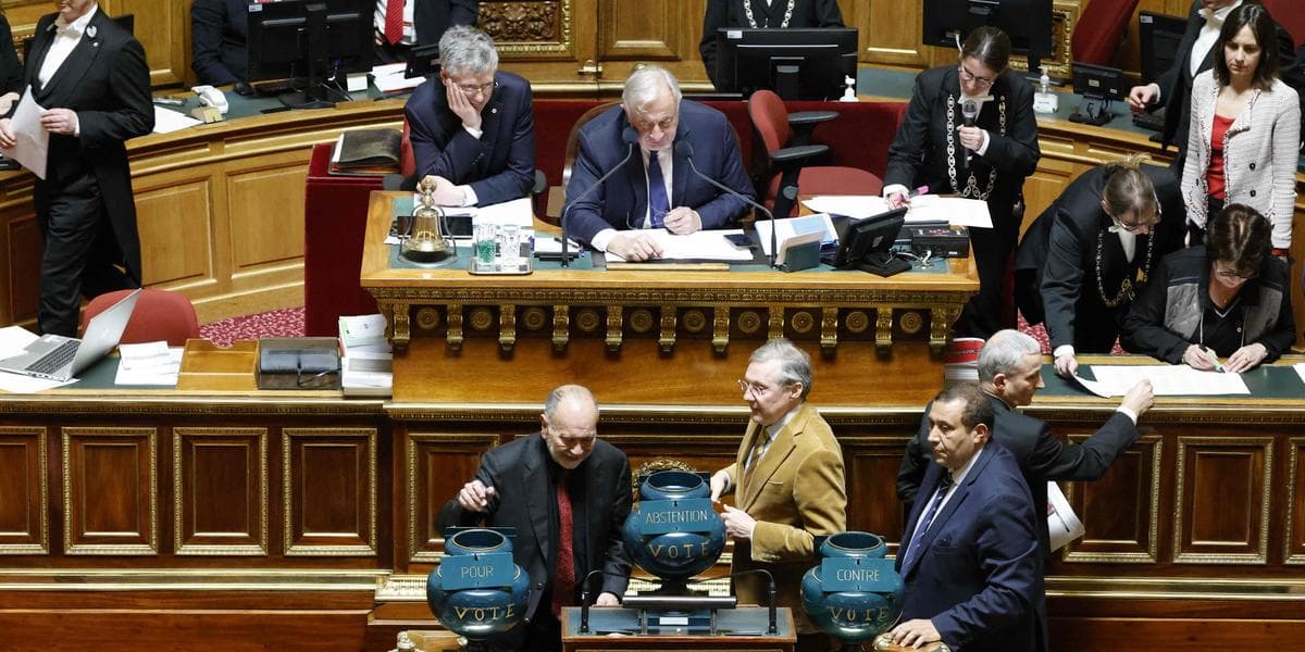 France: le Sénat vote la suppression des privilèges pour les ex-présidents et Premiers ministres