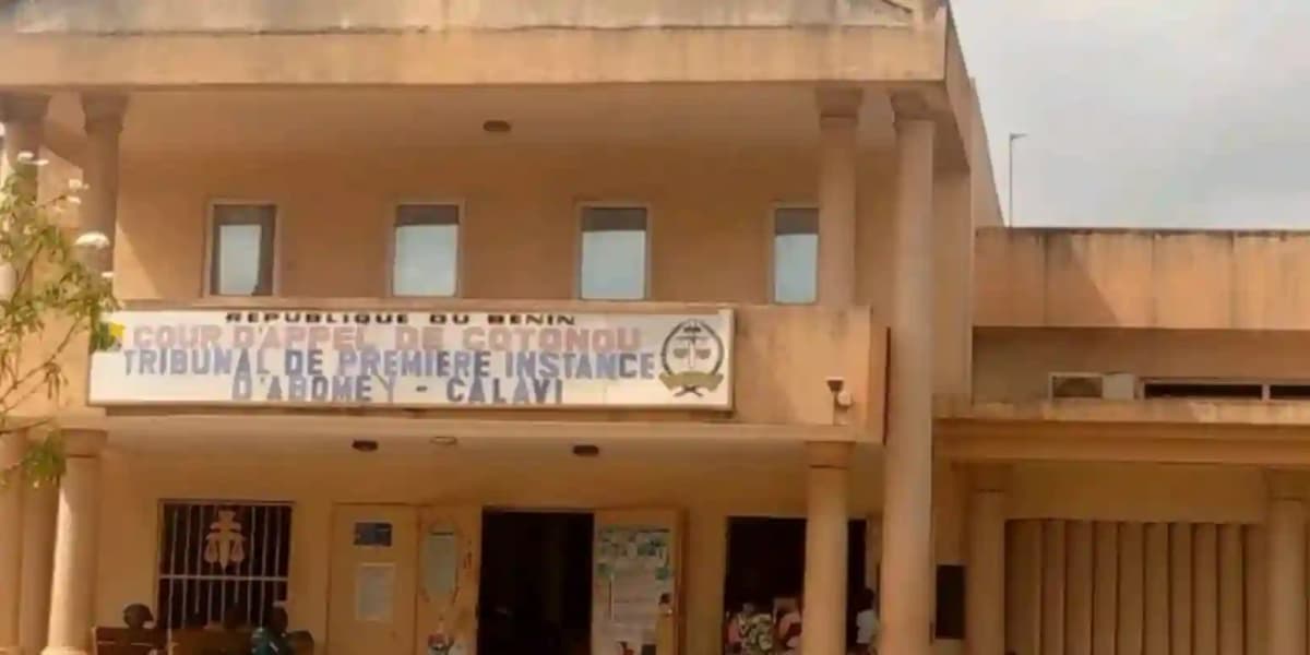Bénin: 2 spectateurs bavards déposés dans le box des accusés au tribunal d’Abomey-Calavi