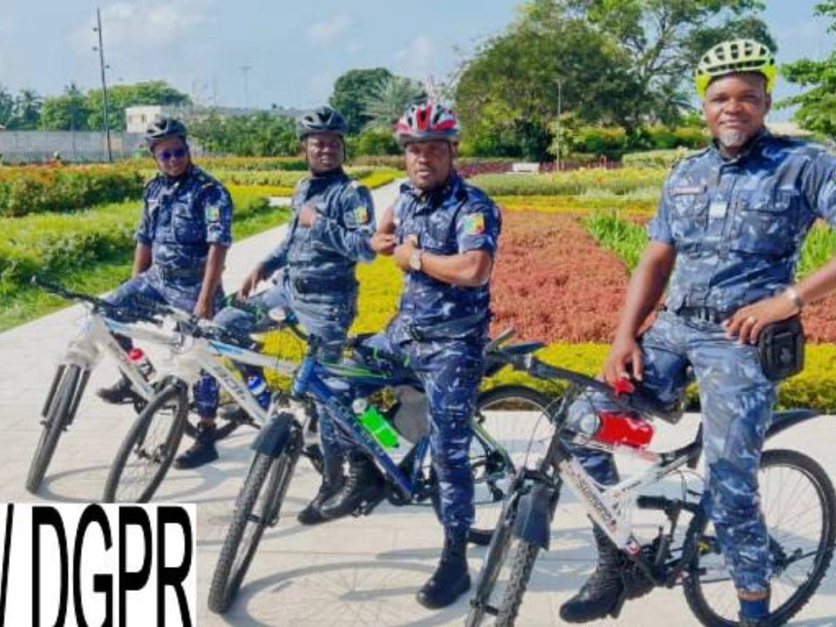 Cotonou: des policiers expérimentent des patrouilles à vélo dans le 5ᵉ arrondissement