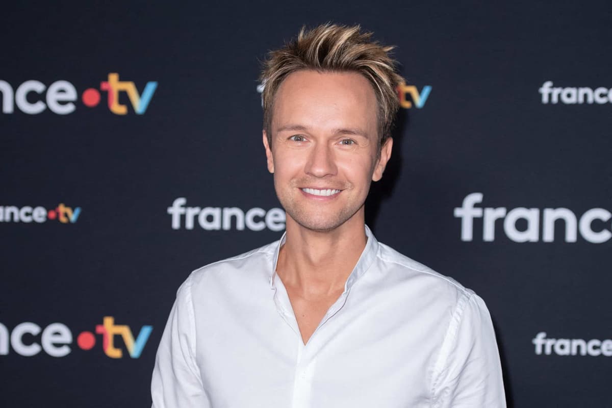 « Gros cochon » lancé par Cyril Féraud lors d’un accident vestimentaire à la télé