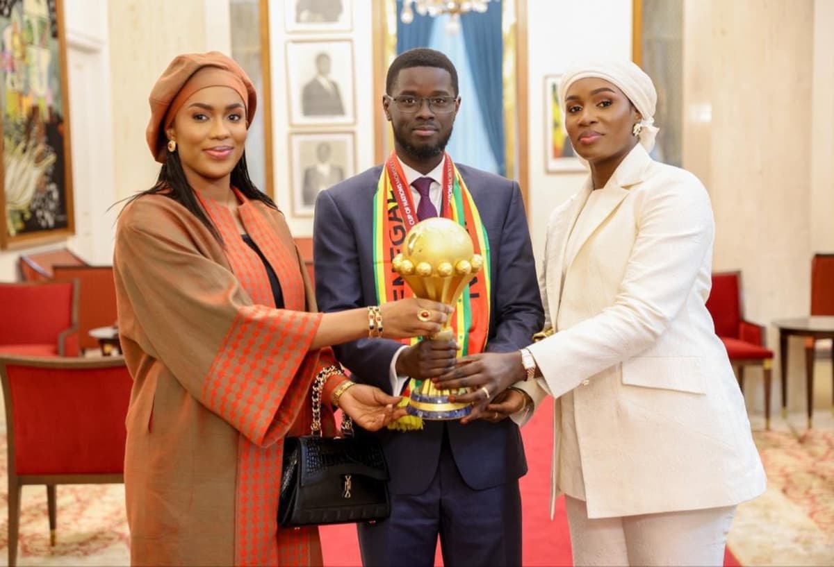CAN 2025: les images du président sénégalais et de ses deux épouses posant avec le trophée enflamment la toile