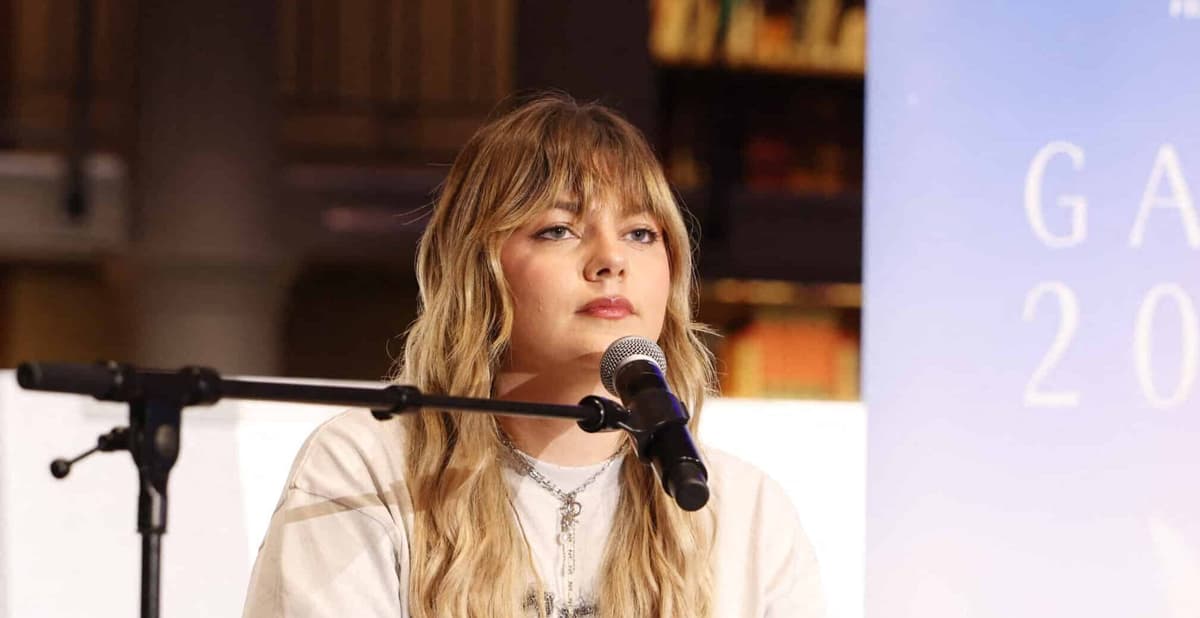 Louane interrompt son concert après un incident avec un agent de sécurité