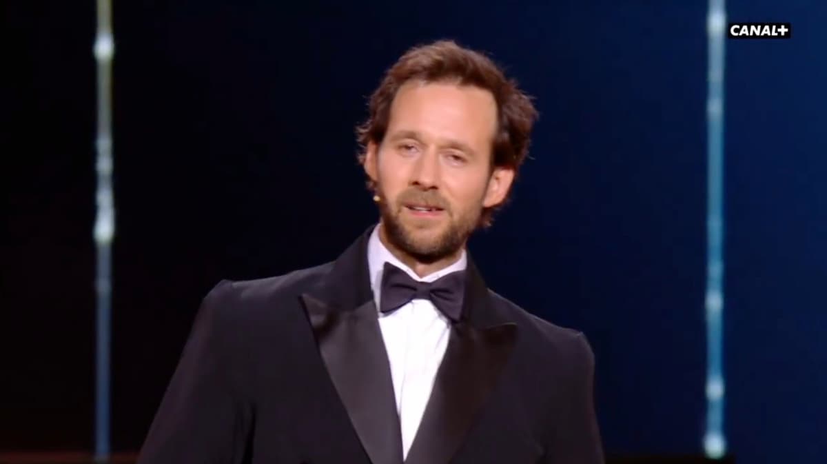 Benjamin Lavernhe, maître de cérémonie aux César 2026, ému aux larmes devant Jim Carrey