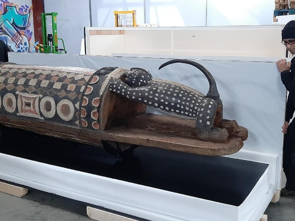 La France restitue le tambour parleur Djidji Ayôkwé à la Côte d’Ivoire