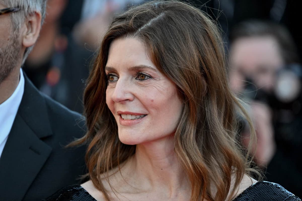 Chiara Mastroianni installée à 17 ans avec Melvil Poupaud dans un appartement mansardé