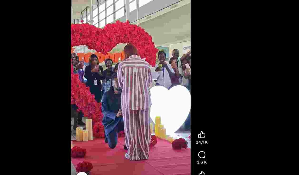 En plein aéroport, la demande en mariage de Serey Dié à Josey enflamme la toile