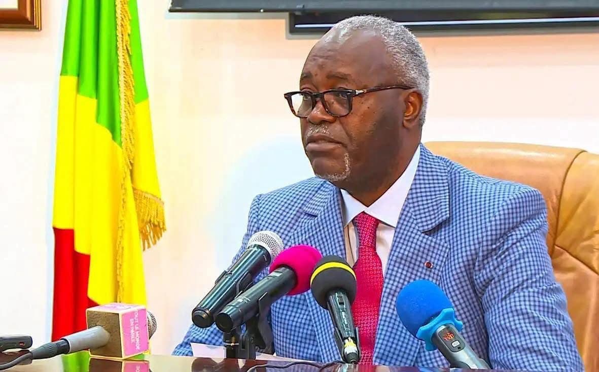 Hugues Ngouelondélé reconduit ministre des Sports du Congo