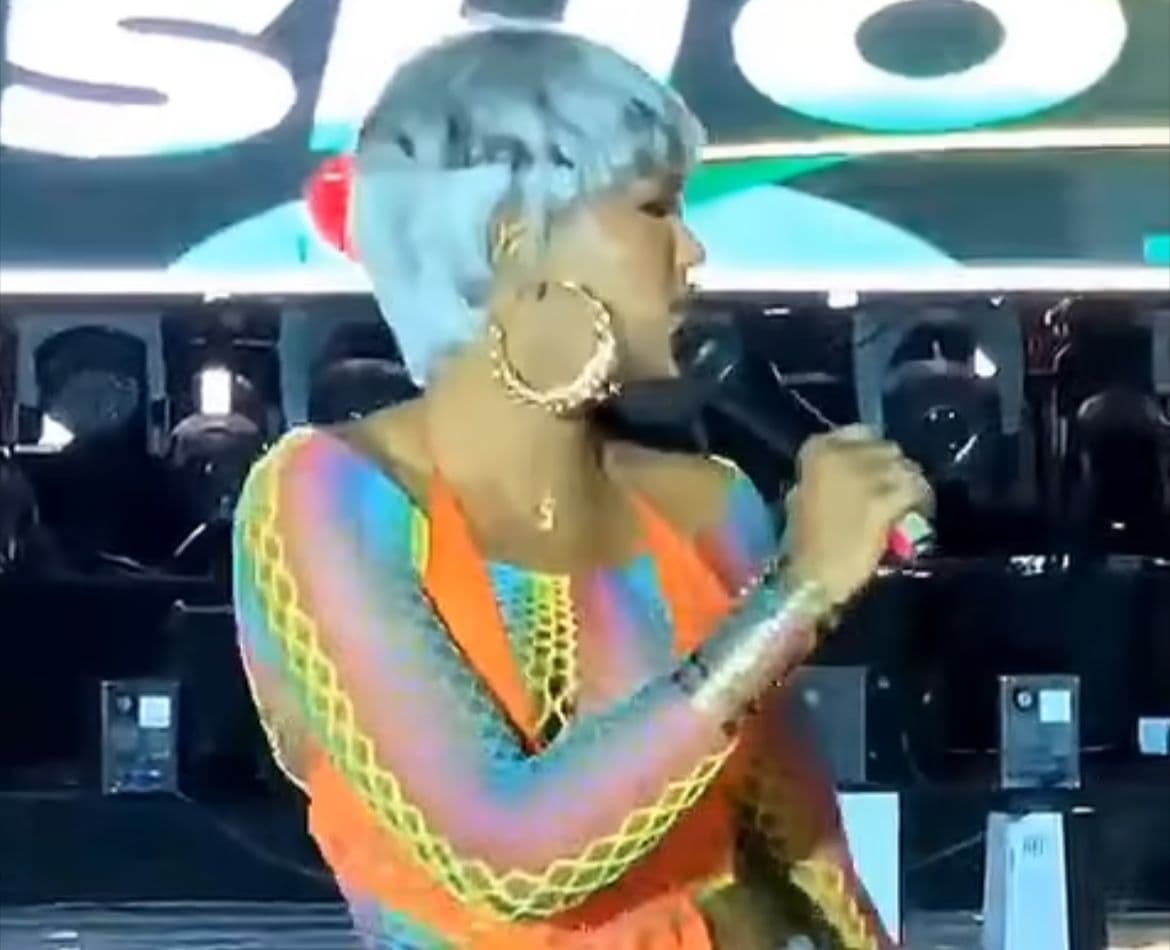 Concert de Mia Guissé : un haut multicolore déclenche une vive polémique en ligne