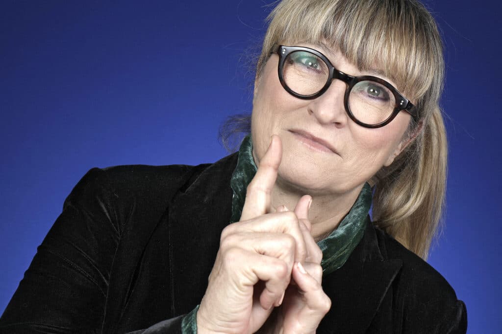 Christine Bravo : grand-père déporté, petit boulot chez Tati, premier job d’institutrice, tout ce que vous ignoriez sur elle