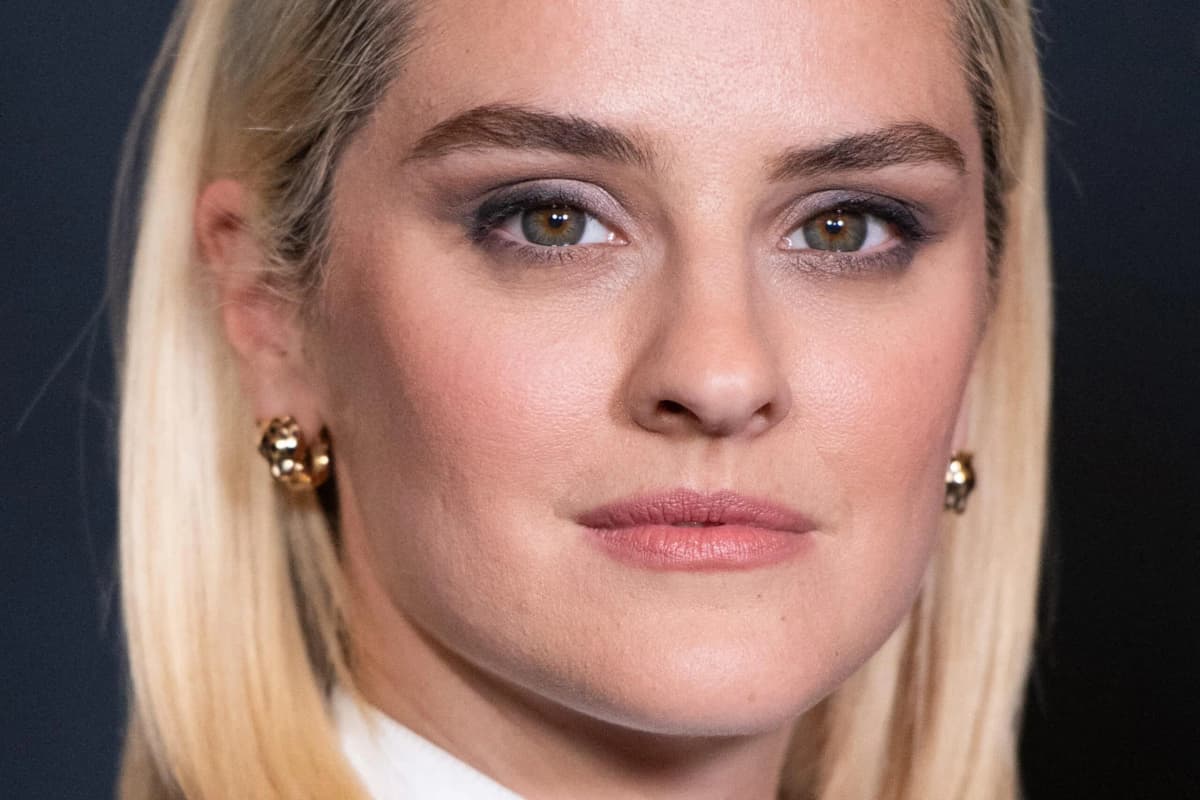 Noémie Merlant aménage la maison familiale du Pouliguen pour vivre avec son père
