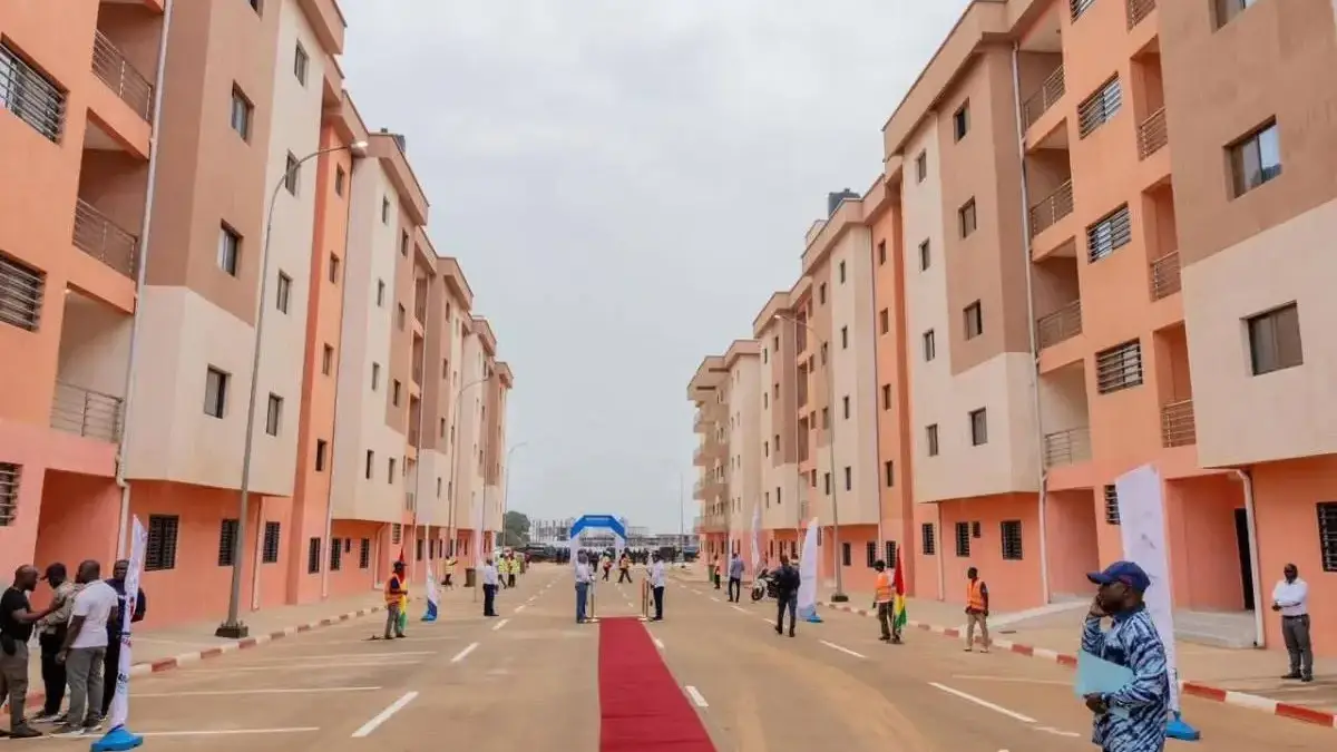 Guinée : le gouvernement livre 280 logements sociaux et lance 925 autres