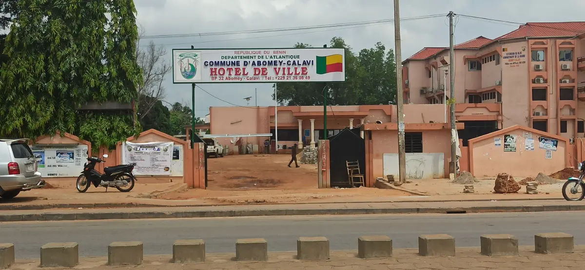 Abomey-Calavi : la mairie recrute des conducteurs d’engins lourds et un technicien supérieur