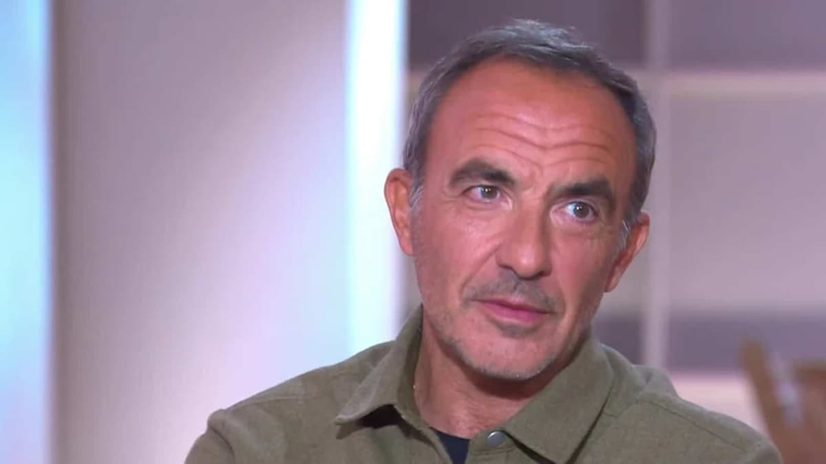 Nikos Aliagas immortalise sa Grèce avec un timbre en collaboration avec La Poste dès le 15 juin