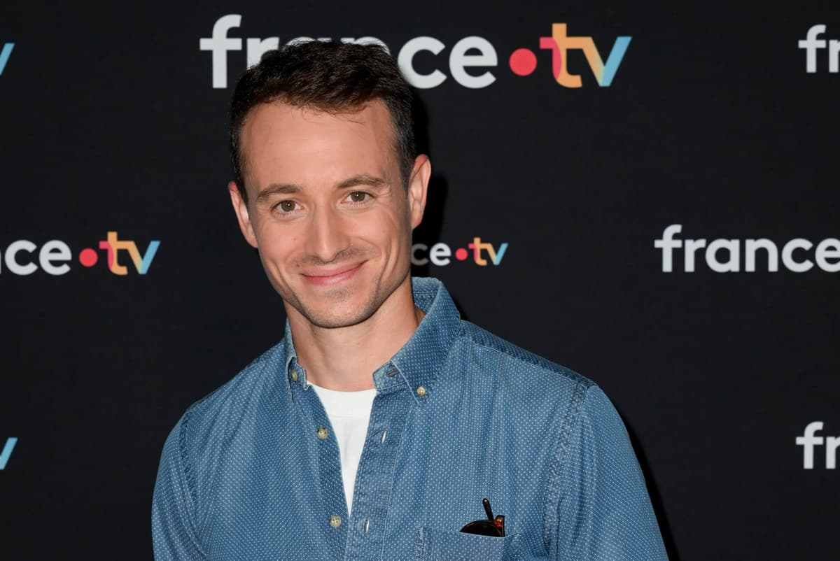 Hugo Clément s’est enrichi grâce à l’émission « Quelle Époque » du service public
