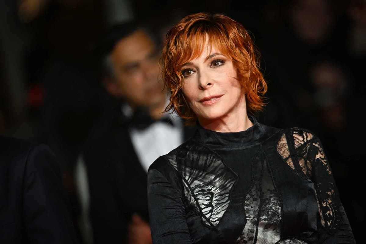 Mylène Farmer annonce son retour avec « C’est à qui le tour »