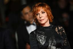 Mylène Farmer annonce son retour avec « C’est à qui le tour »