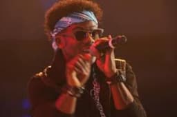 Korede Bello appelle les couples à avoir plus d’enfants pour « faire naître de nouveaux génies »