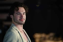 Anthony Colette évincé de Danse avec les stars, il lance son troisième album produit par un proche de Théodora